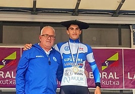 El presidente de la Federación Guipuzcoana, Santi Osoro, con Igor Iriarte, que luce la txapela y el maillot de campeón de Gipuzkoa sub-23.
