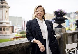 Carmen Machi posa deslumbrante en la terraza del María Cristina tras haber firmado en el libro de autógrafos de este periódico.