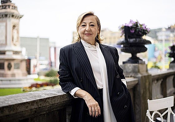 Carmen Machi posa deslumbrante en la terraza del María Cristina tras haber firmado en el libro de autógrafos de este periódico.