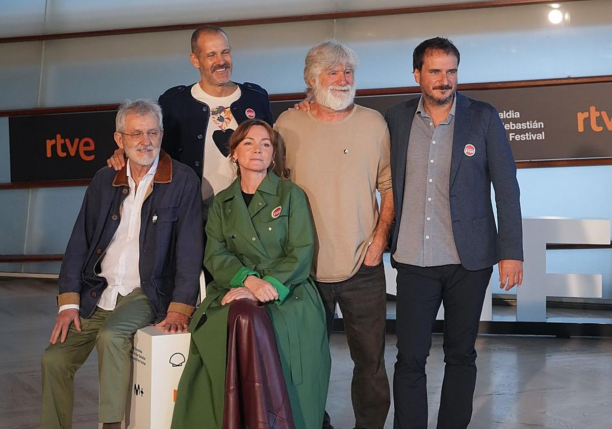 Jose Ramon Soroiz, Jose Mari Goenaga, Nagore Aramburu, Kandido Uranga y Aitor Arregi, tras el pase matinal de la aclamada 'Maspalomas'.