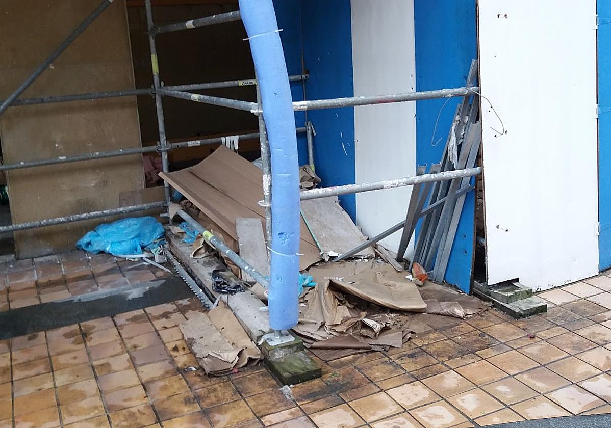 Ignacio denuncia que «en la plaza de las Cofradías Donostiarras de Amara Berri está colocado un andamiaje para la rehabilitación de una fachada. El abandono en el que se encuentra da una idea de lo poco que les importa tanto a los responsables de la obra como a los encargados del Ayuntamiento».