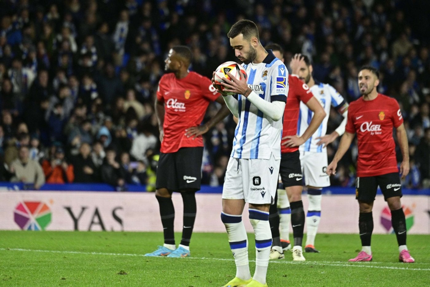 Brais besa el balón antes de lanzar el penalti que fallaría en la Copa.