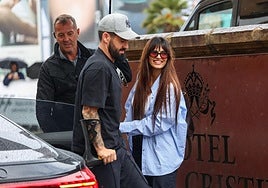 Isco Alarcón baja del coche con muletas y ayudado por su esposa Sara Sálamo en el Hotel María Cristina de San Sebastián.