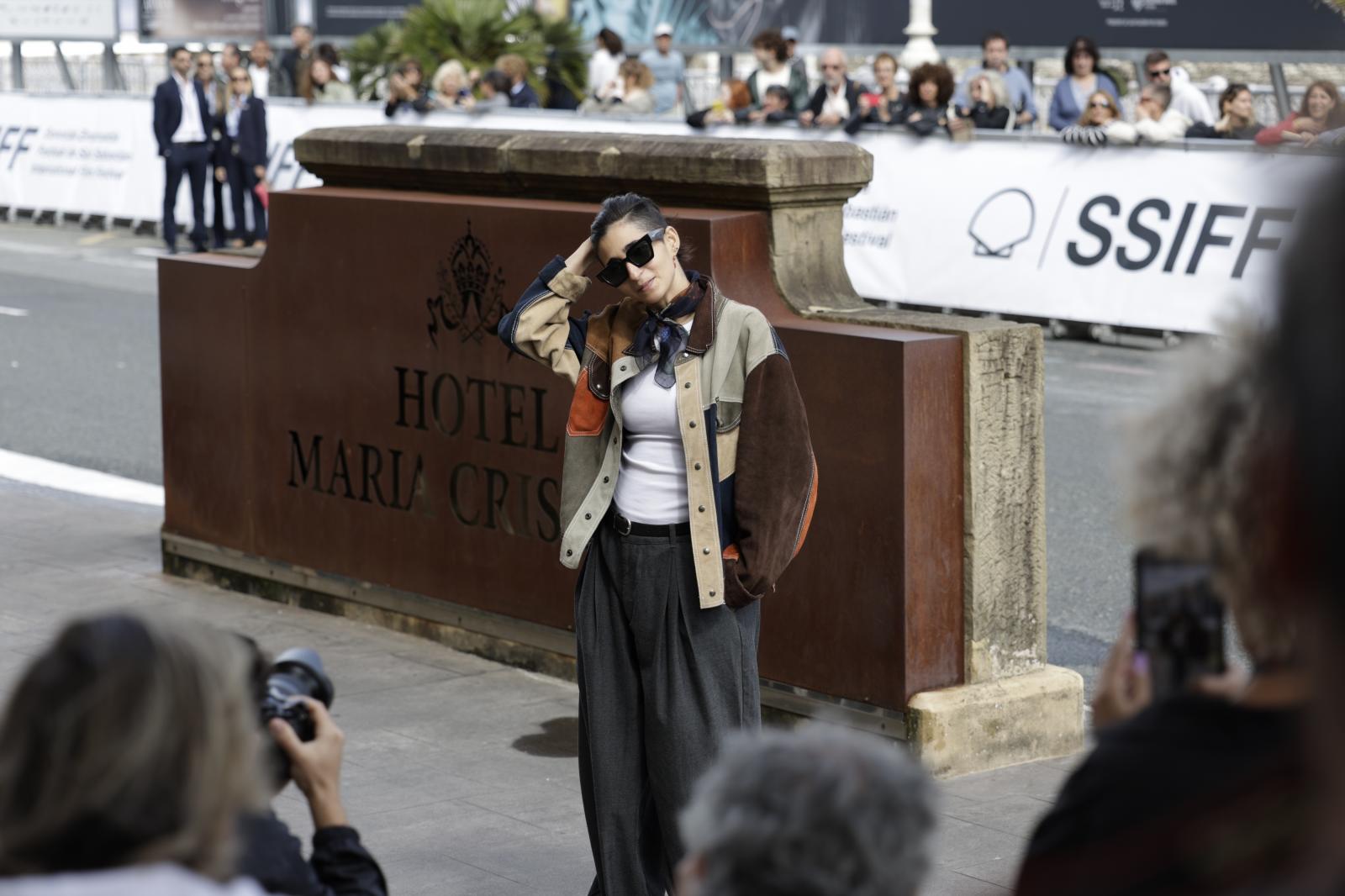 La de la actriz Alba Flores ha sido una de las llegadas más esperadas de este lunes en el Zinemaldia. 