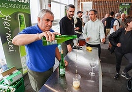 Uno de los sidreros sirve en uno de los puestos colocados ayer en Atsegindegi.