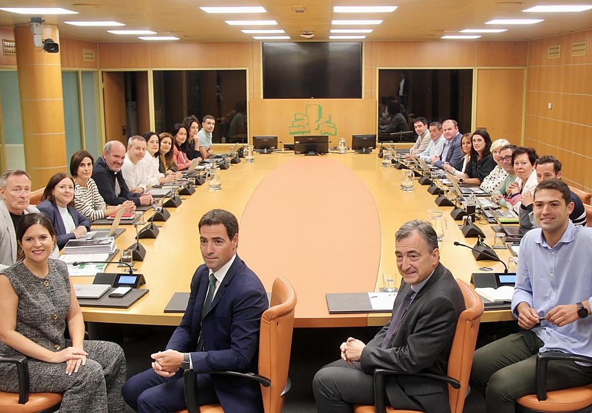 Imanol Pradales y Aitor Esteban junto al grupo parlamentario del PNV.