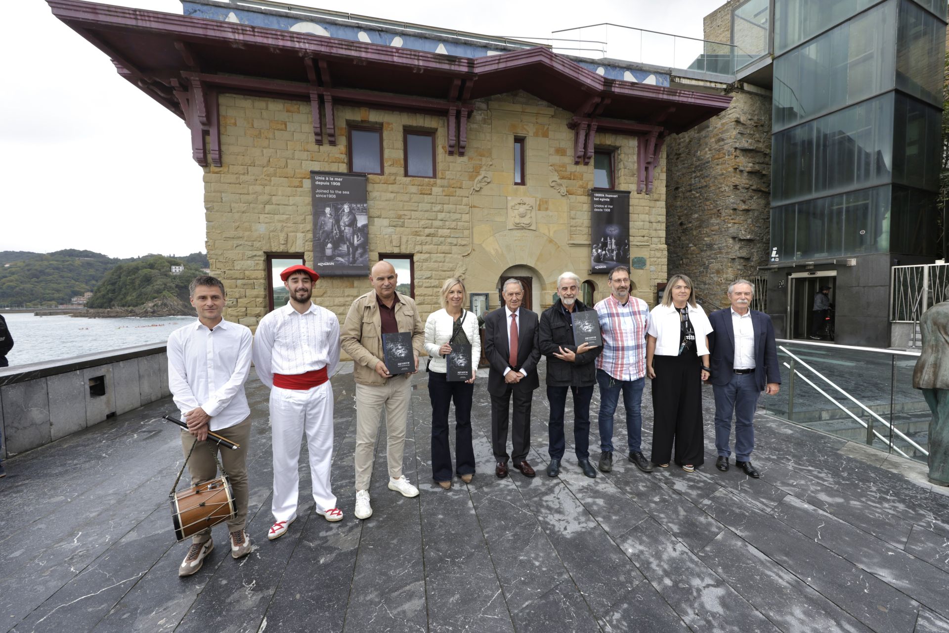 Representantes del Aquarium, Laboral Kutxa y los autores del libro, tras el aurresku que se ha bailado con motivo del centenario.