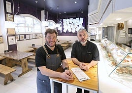 Monty Puig-Pey y Esteban Ortega, en el Bar Bergara de Gros.