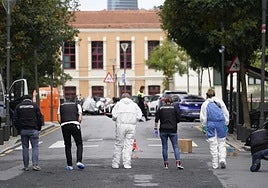 Investigadores de la Ertzaintza en el lugar en el que se produjo la mortal pelea.
