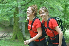 Dos mujeres participan en un marcha de montaña regulada.