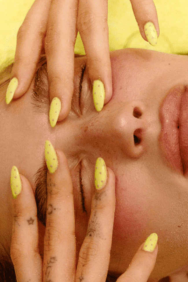 Hailey Bieber con la tendencia del viral