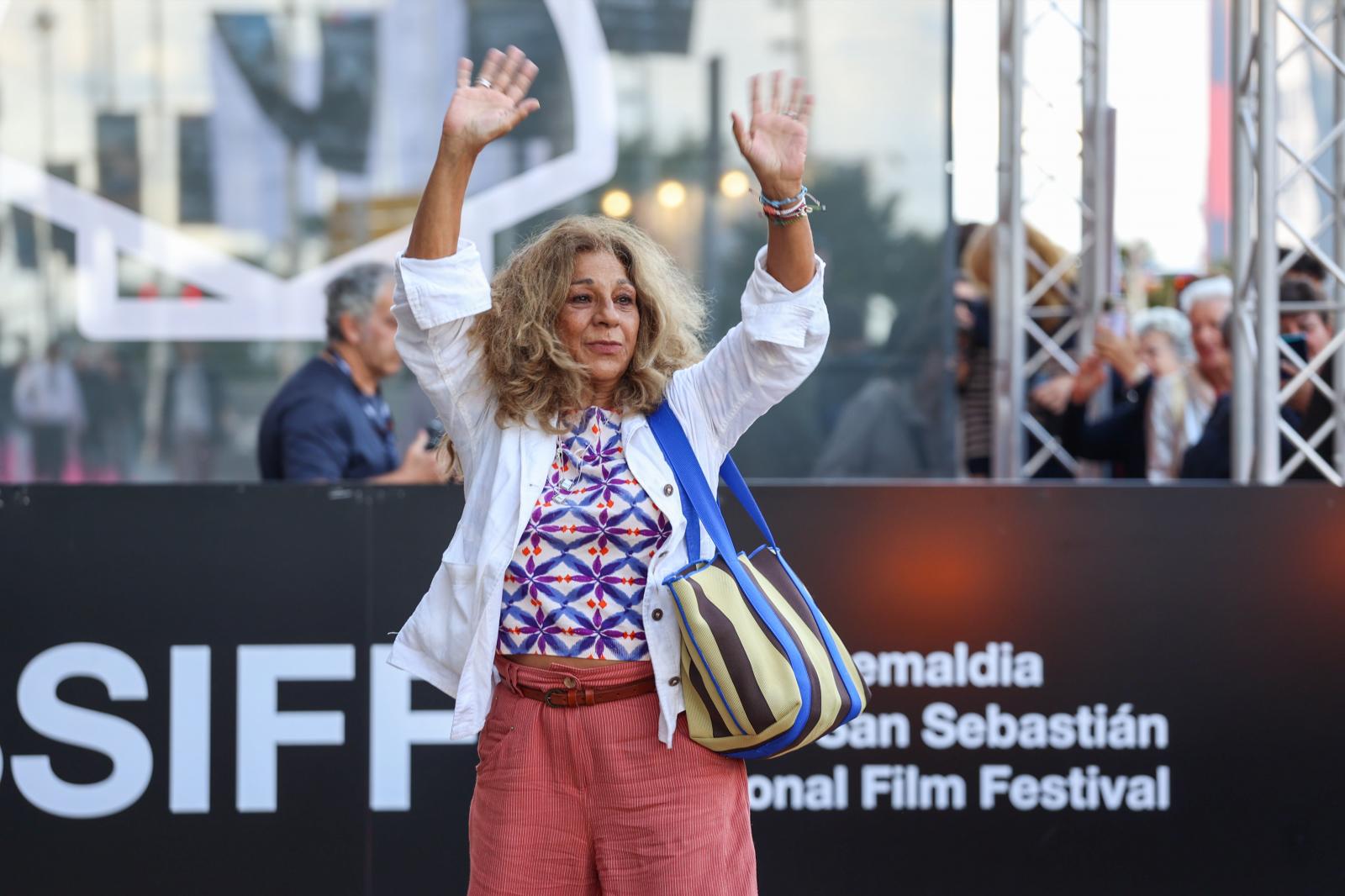 Lolita Flores saluda a los fans que se han acercado al María Cristina. La cantante y actriz llega para presentar 'Flores para Antonio', en la Sección Oficial del Zinemaldia.
