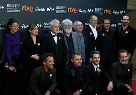 El equipo de 'Maspalomas' en el 'photocall' de la alfombra roja del Kursaal