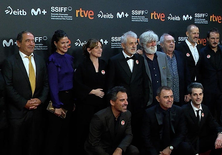 El equipo de 'Maspalomas' en el 'photocall' de la alfombra roja del Kursaal
