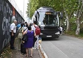 Un bus alternativo de Renfe recoge pasajeros en Hernani.