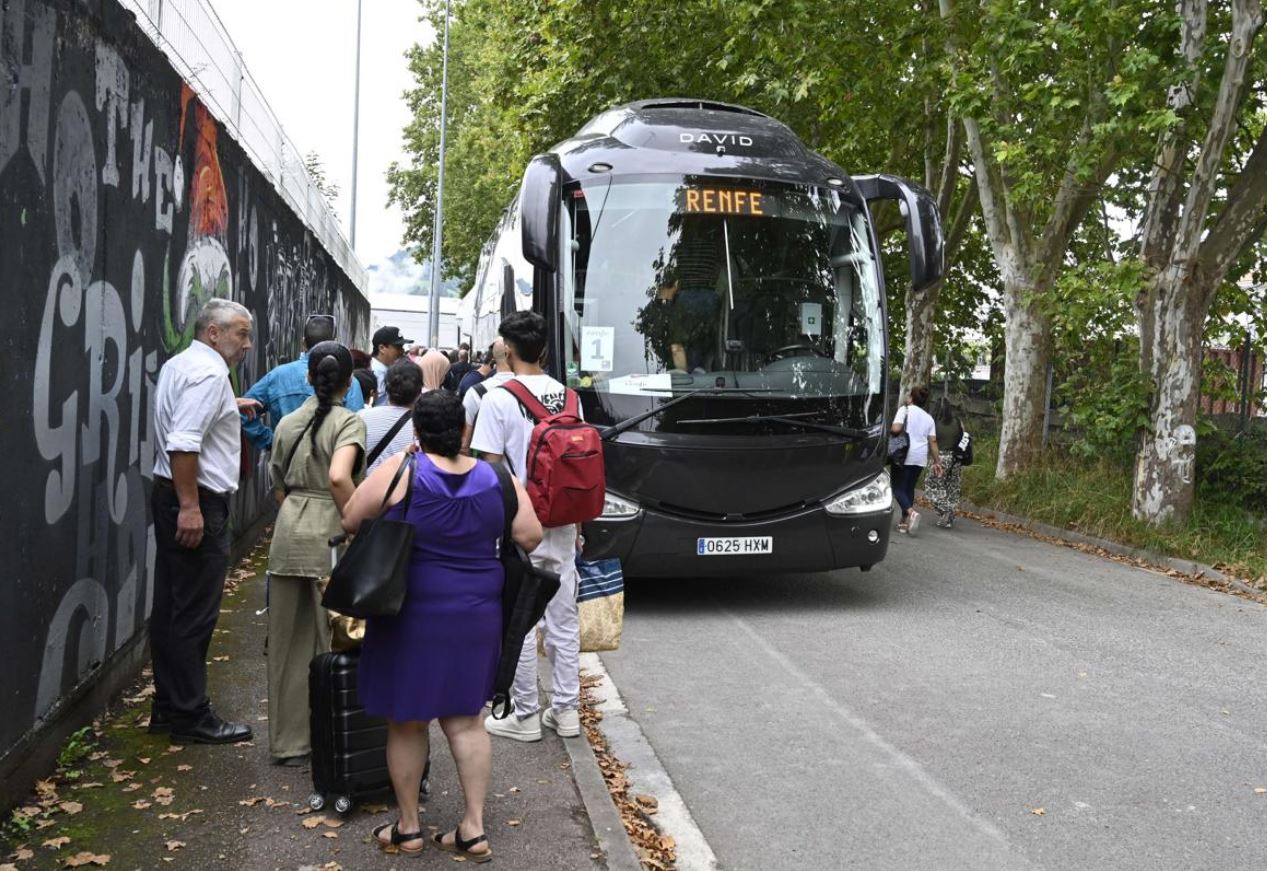 Un bus alternativo de Renfe recoge pasajeros en Hernani.