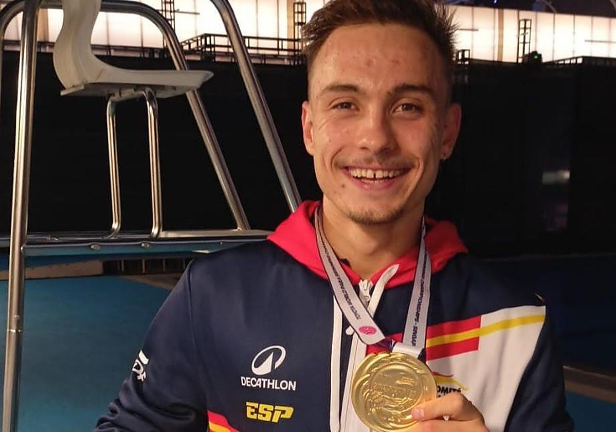 Iñigo Llopis muestra su medalla de oro que le acredita como campeón del mundo