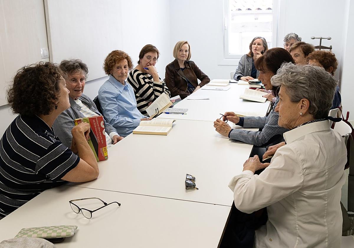 Yurre Ugarte, al fondo, es la dinamizadora de tres talleres de literatura a la semana.