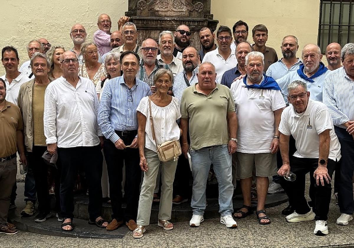 Directivos de Kañoyetan, representantes de sociedades y otros invitados posan en la fuente, ubicada en la fachada de la sociedad.