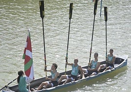 Componentes del batel de Lizardi celebran su triunfo en la I Bandera de Tolosa, prueba celebrada con éxito bajo la organización del Ayuntamiento.
