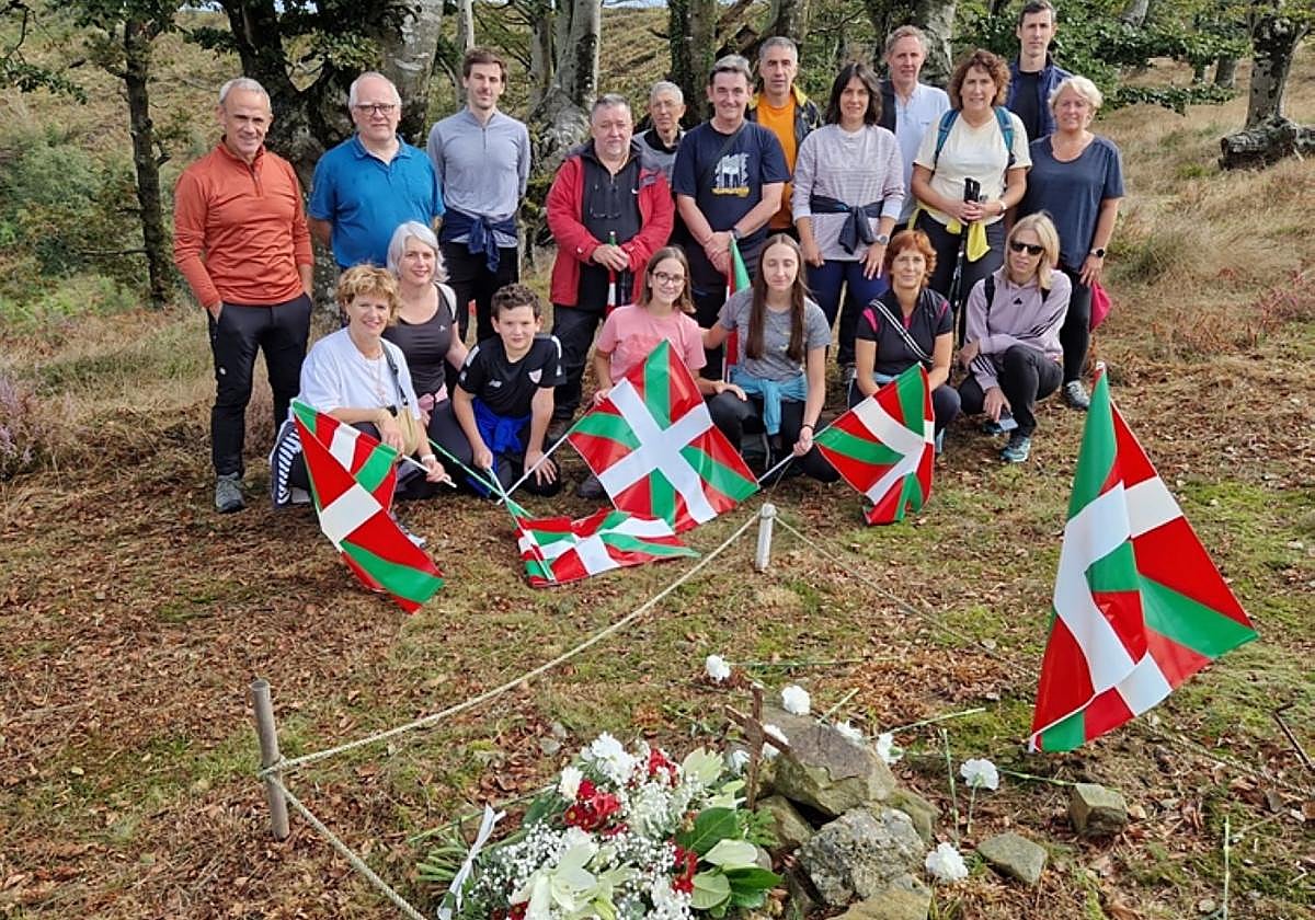 Participantes en el homenaje, junto a la cruz.