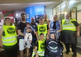 Moteros arrasatearras organizadores del evento con Mara San José, su hermana pequeña y sus padres.