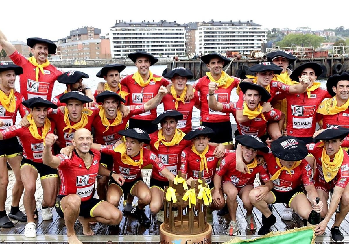 Arraunlariak koroarekin denboraldiko azken estropada, El Corte Ingles Bandera, irabazi ostean Portugaleten.