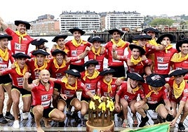 Arraunlariak koroarekin denboraldiko azken estropada, El Corte Ingles Bandera, irabazi ostean Portugaleten.