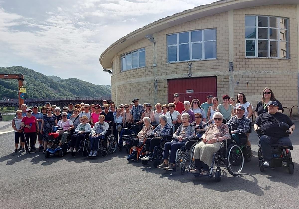 Encuentro de los grupos de Tipi-Tapa de Zumaia, Azpeitia y Zarautz (Udaberri) en junio en Zumaia junto a las y los residentes de Otezuri .