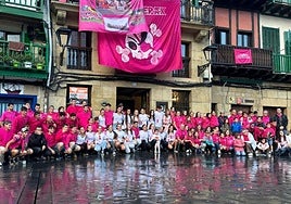 La gran familia de Pasai Donibane Koxtape Arraun Elkartea posó para el recuerdo tras las celebraciones del domingo.