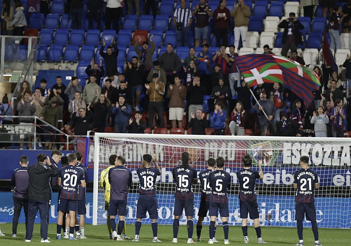 Los jugadores del Eibar saludan a la afición tras la victoria por 2-1 en el derbi ante el Sanse.