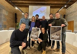 El equipo que ha participado en el documental durante la presentación que realizaron en Tolosa.