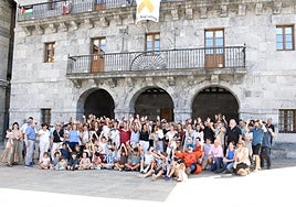 Ekitaldiaren ondoren bertara gerturatu ziren guztiak plazan elkartu ziren.