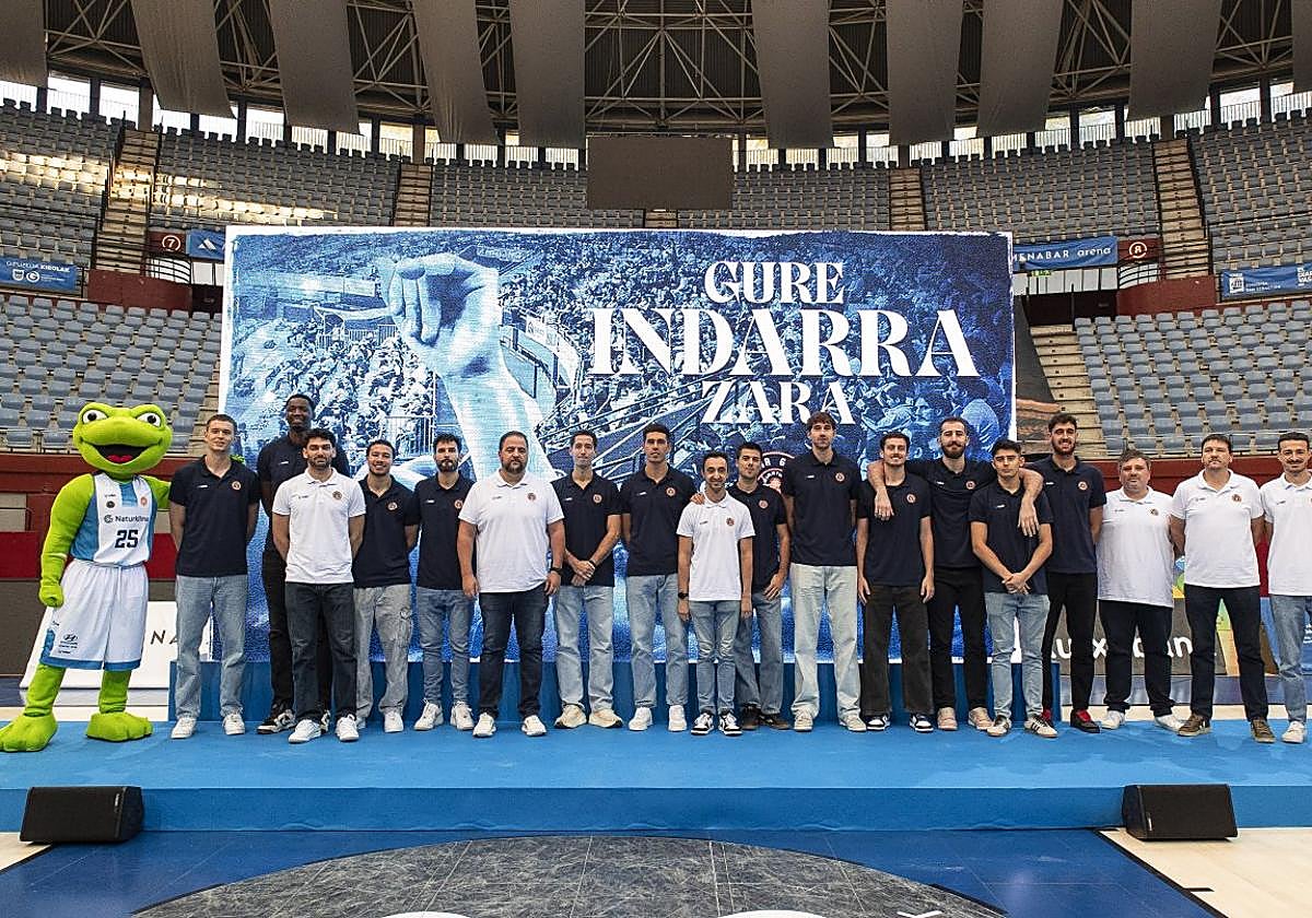 Foto de familia de la plantilla y el cuerpo técnico del GBC.