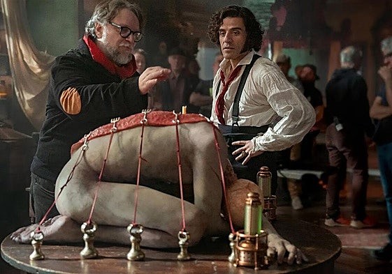 Guillermo del Toro, con el actor Oscar Isaac, en una escena de 'Frankenstein'.
