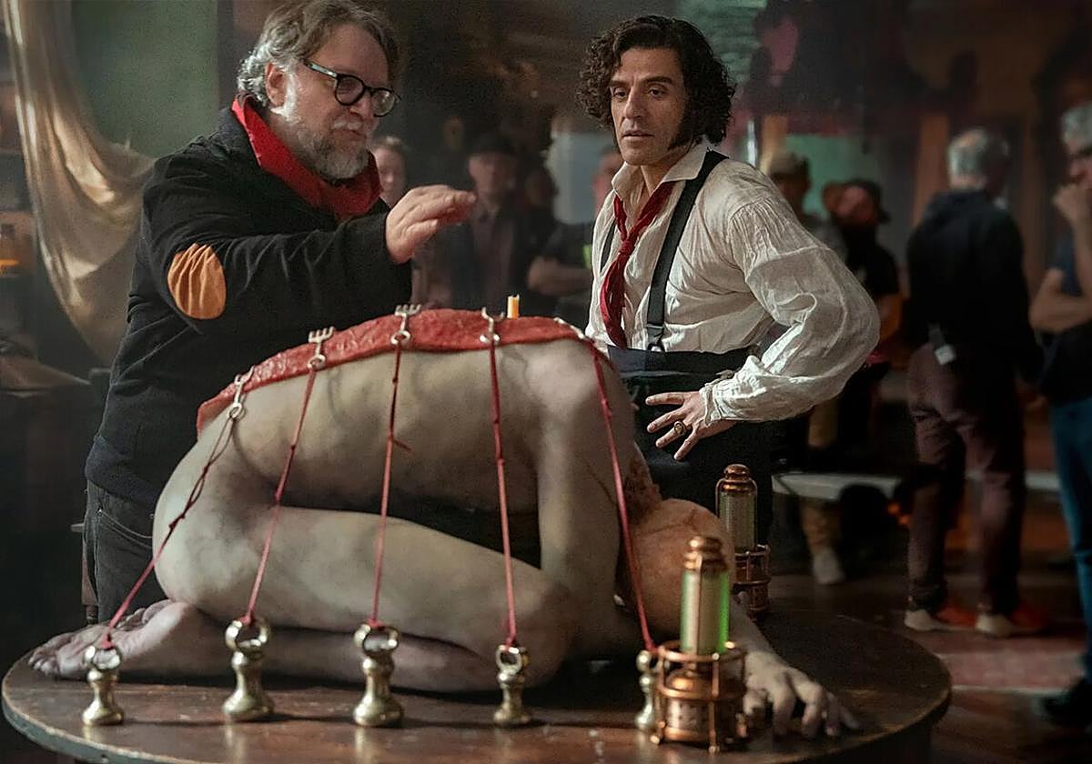 Guillermo del Toro, con el actor Oscar Isaac, en una escena de 'Frankenstein'.