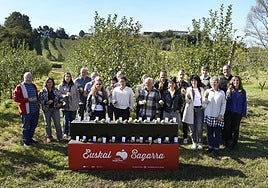 Algunos de los productores de sidra de Gipuzkoa en la presentación de la cosecha de este año.