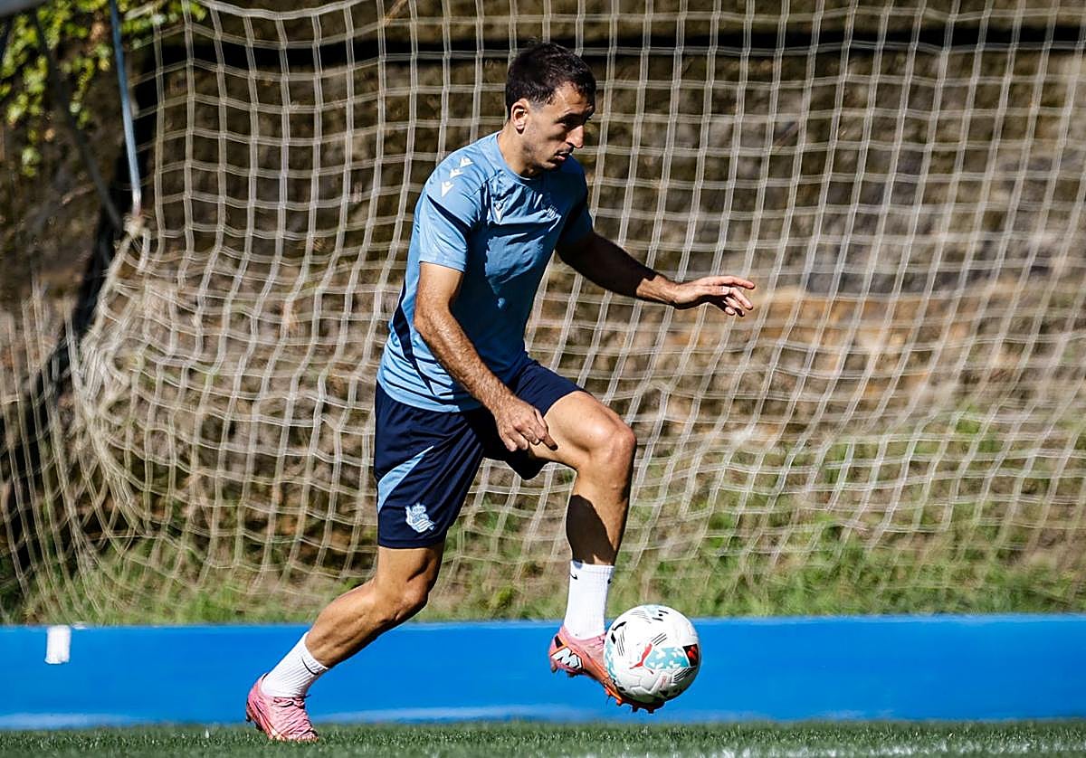 Oyarzabal realiza un control durante el entrenamiento del martes en Zubieta
