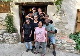 Los hermanos Egoi, Ruth y Montse, con el resto del equipo del Txiritinga ante el restaurante.