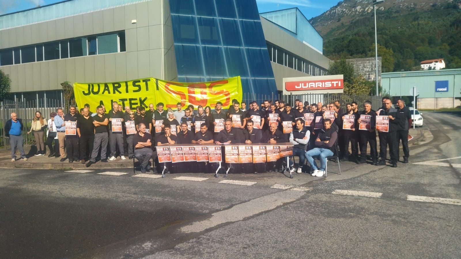 Compareciencia realizada ayer por los trabajadores de Juaristi y Aitek.