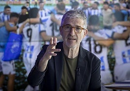 Roberto Olabe, en una de sus úlltimas rueda de prensa como director de fútbol de la Real Sociedad