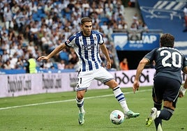 Zakharyan controla el cuero en el partido contra el Real Madrid