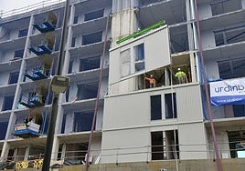 Obreros trabajan en un edificio de VPO en construcción en Eibar.