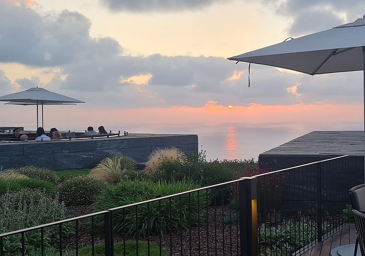 Atardecer en la terraza del restaurante Oteiza, en Igeldo.
