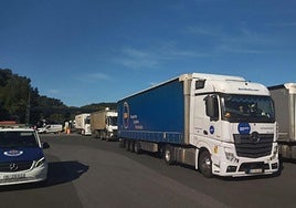 Vista de las retenciones por la llegada de camiones a Irun.