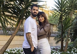 Isco Alarcón y Sara Sálamo, protagonista y directora de 'En silencio', posan juntos en la elegante terraza del Hotel María Cristina.