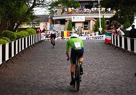 Banderas belgas en los balcones de Kigali, cuando Evenepoel dobla a Pogacar.