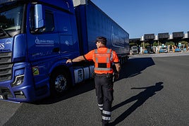 Un ertzaina da el alto a un camión en el marco de las pruebas de control de emisiones que se llevan a cabo en el peaje de Irun.