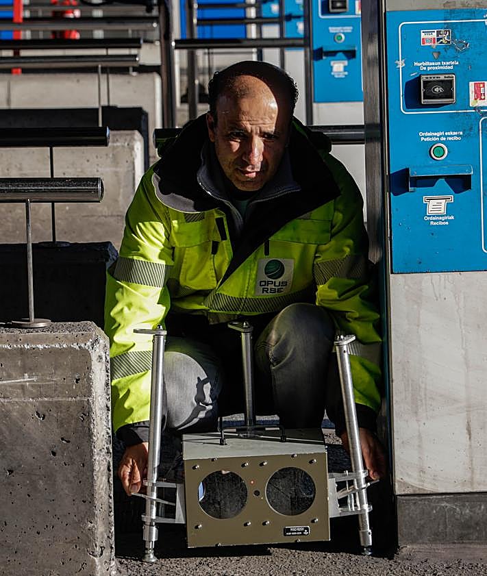 Imagen secundaria 2 - Las mediciones y la matrícula del camión se pueden ver al instante en una aplicación, Josefina De la Fuente en el peaje de Irun, y un técnico coloca parte del insrumento de medición.
