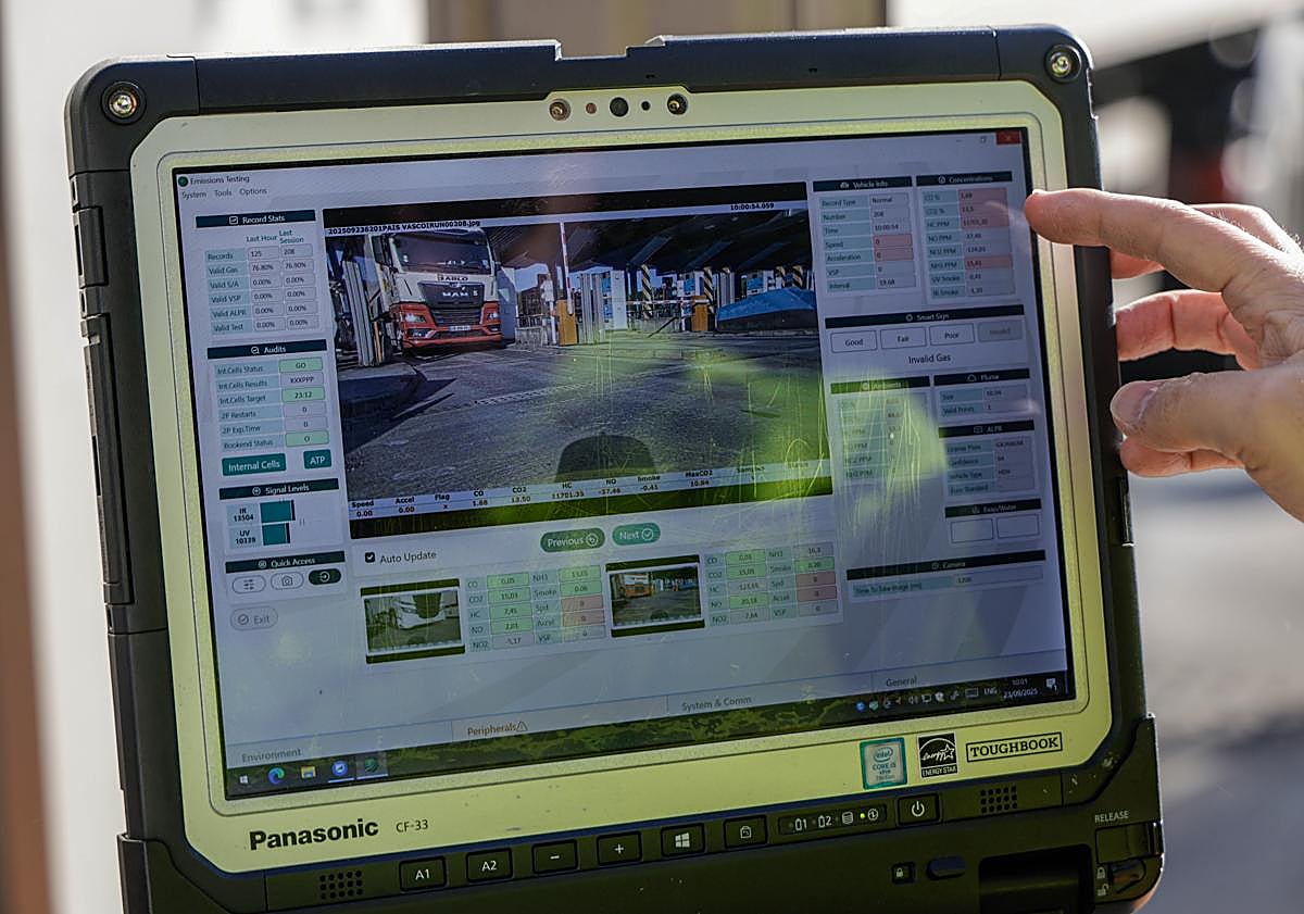 Imagen principal - Las mediciones y la matrícula del camión se pueden ver al instante en una aplicación, Josefina De la Fuente en el peaje de Irun, y un técnico coloca parte del insrumento de medición.